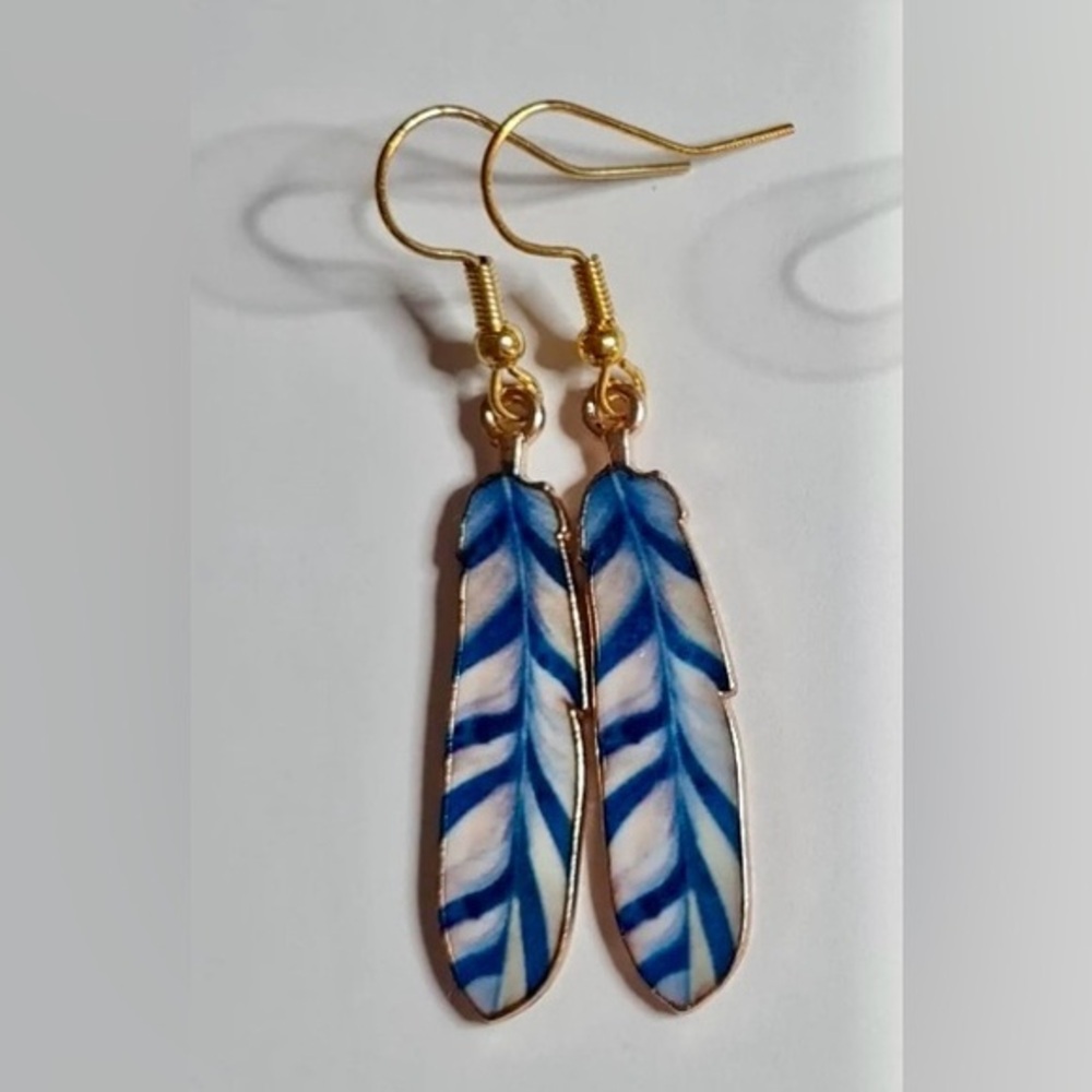 NWT - Feather Design Single Sided gold colored back dangle metal earrings set